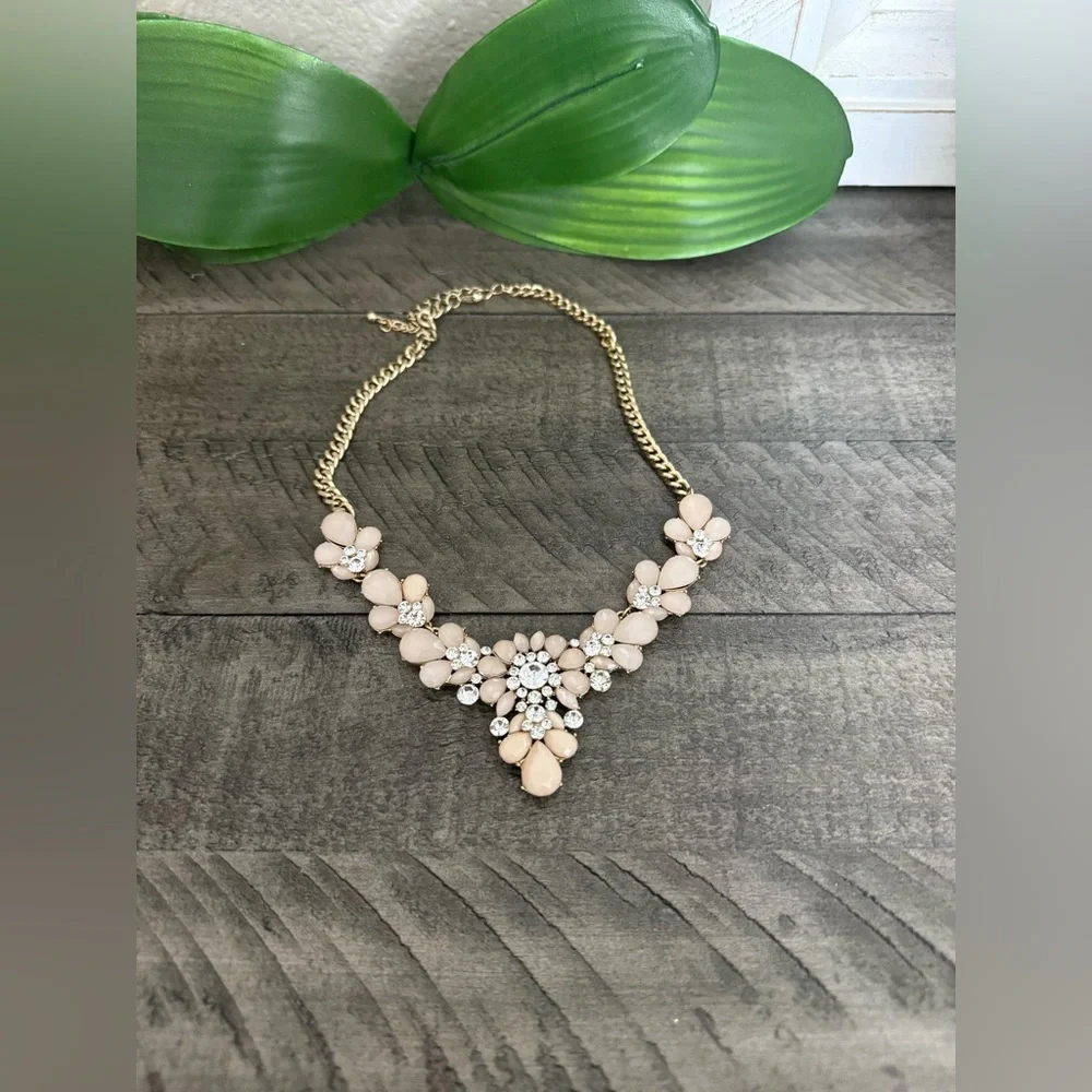 Elegant Gold and Pink Floral Necklace - Picture 3 of 9